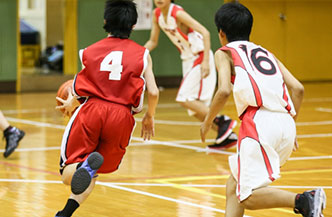 部活動に励む学生のイメージ画像