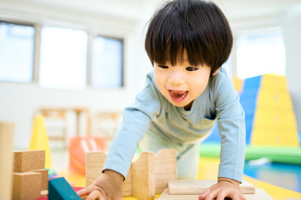 玩具で遊ぶ子ども