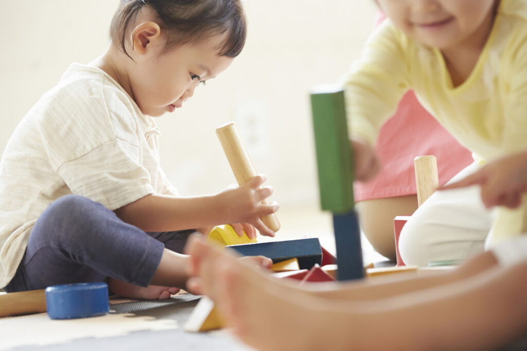 玩具で遊ぶ子ども