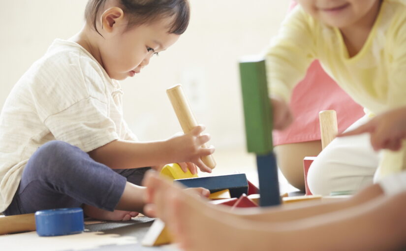 玩具で遊ぶ子ども